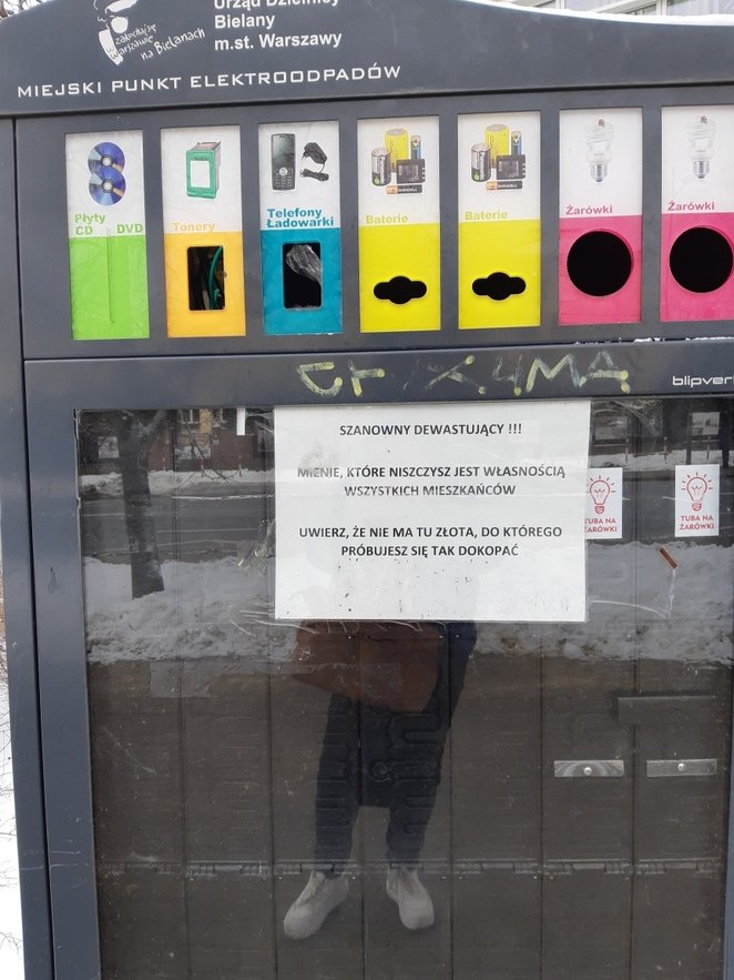 Regularnie niszczony przez wandali automat do zbierania elektroodpadów z apelem o opamiętanie