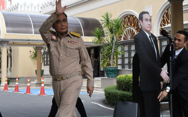 Tajski premier używa kartonowej podobizny. "Pytajcie jego"