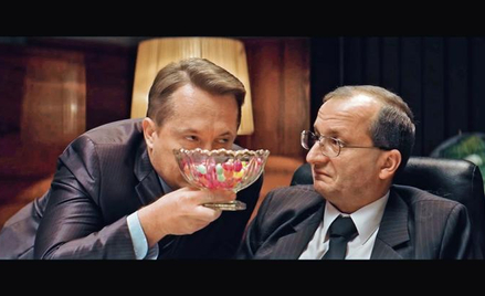 Usłużny Mariusz (Mikołaj Cieślak) przestrzega Prezesa (Robert Górski) przed „Krokodylem”, czyli jede