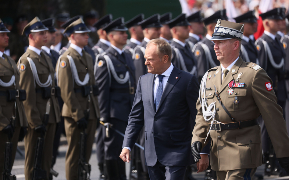 Donald Tusk przed defiladą w Warszawie