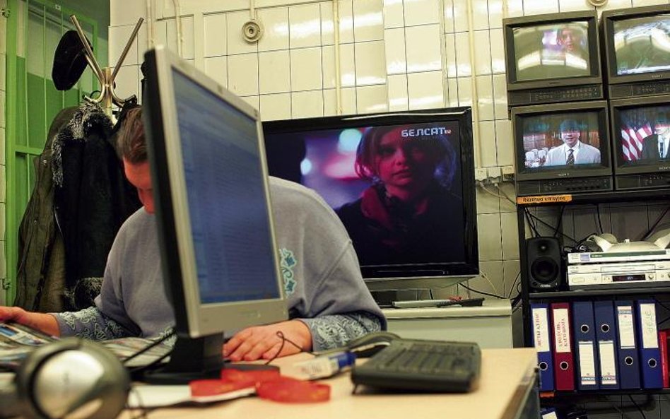 Newsroom telewizji Biełsat na razie w pomieszczeniach po dawnym laboratorium fotograficznym w siedzi