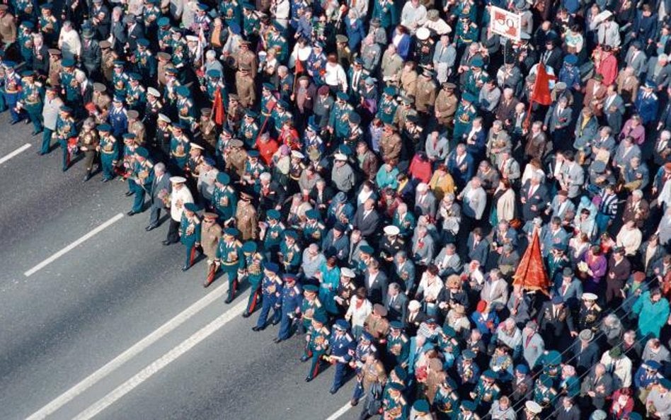 Moskwa, maj 1995 r. Manifestacja kombatantów z okazji 50 rocznicy zwycięstwa w II wojnie światowej