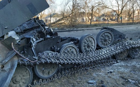 MTLB Szczątki 122 mm haubicy samobieżnej 2S1 Gwozdika, lokalizacja i przynależność nieznane.