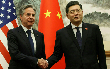 Sekretarz stanu USA Antony Blinken i minister spraw zagranicznych Chin Qin Gang podają sobie ręce pr