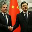 Sekretarz stanu USA Antony Blinken i minister spraw zagranicznych Chin Qin Gang podają sobie ręce pr