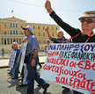 Greccy emeryci protestują przed gmachem parlamentu przy ateńskim placu Syntagma (Konstytucji). Fot. 
