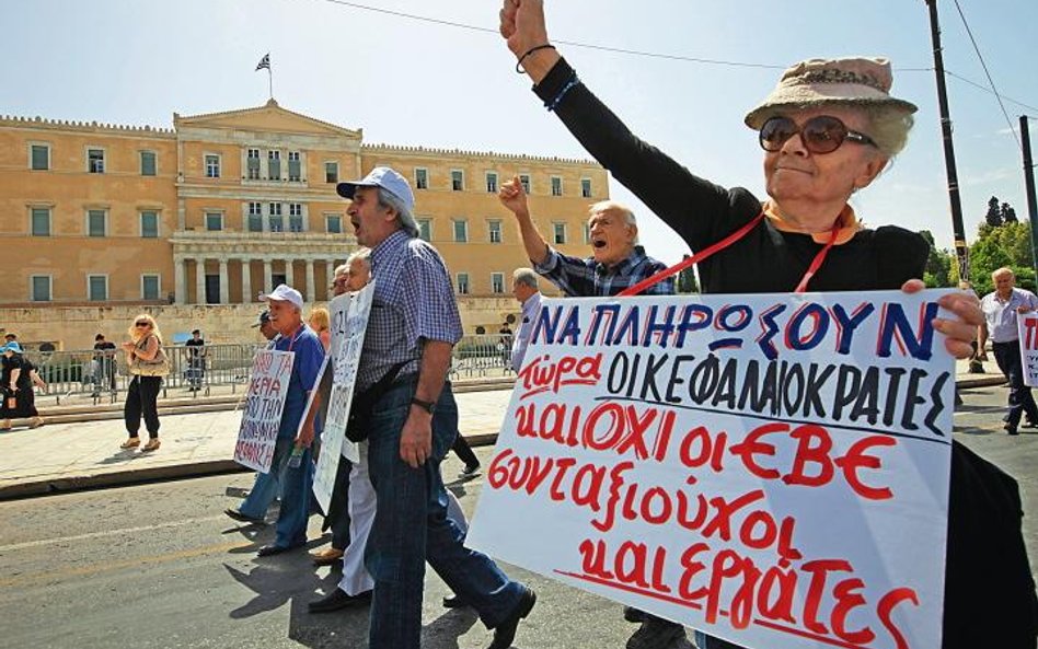 Greccy emeryci protestują przed gmachem parlamentu przy ateńskim placu Syntagma (Konstytucji). Fot. 