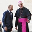 Prefekt Domu Papieskiego abp Petar Rajic podczas powitania na Dziedzińcu św. Damazego w Watykanie, p