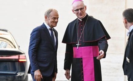 Prefekt Domu Papieskiego abp Petar Rajic podczas powitania na Dziedzińcu św. Damazego w Watykanie, p
