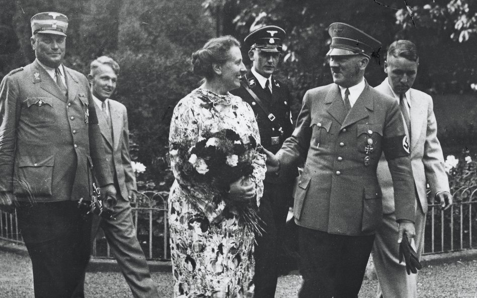 Adolf Hitler z Winifred Wagner przed willą Wahnfried w dniu otwarcia festiwalu w Bayreuth, 23 lipca 