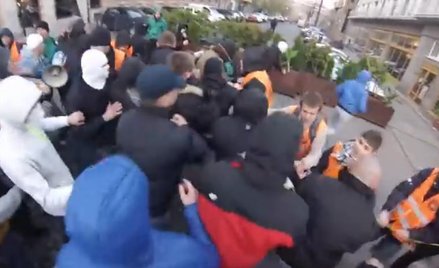 Moment przerwania kordonu straży uchwycony na amatorskim filmie