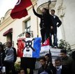 Precz z rządem, precz z Francją! – skandowali demonstranci w Tunisie.