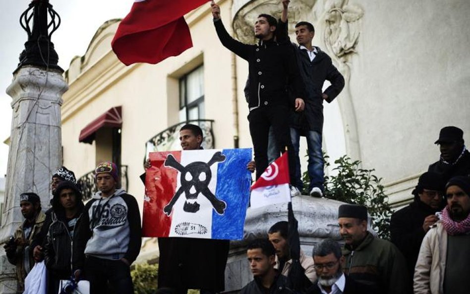 Precz z rządem, precz z Francją! – skandowali demonstranci w Tunisie.