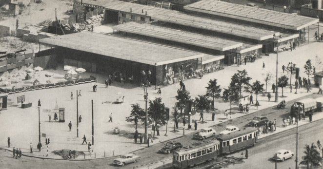 Pawilon Handlowy "Śródemieście" szklany, lśniący nocą mógł być budynkiem – ikoną na miarę Cepelii. S