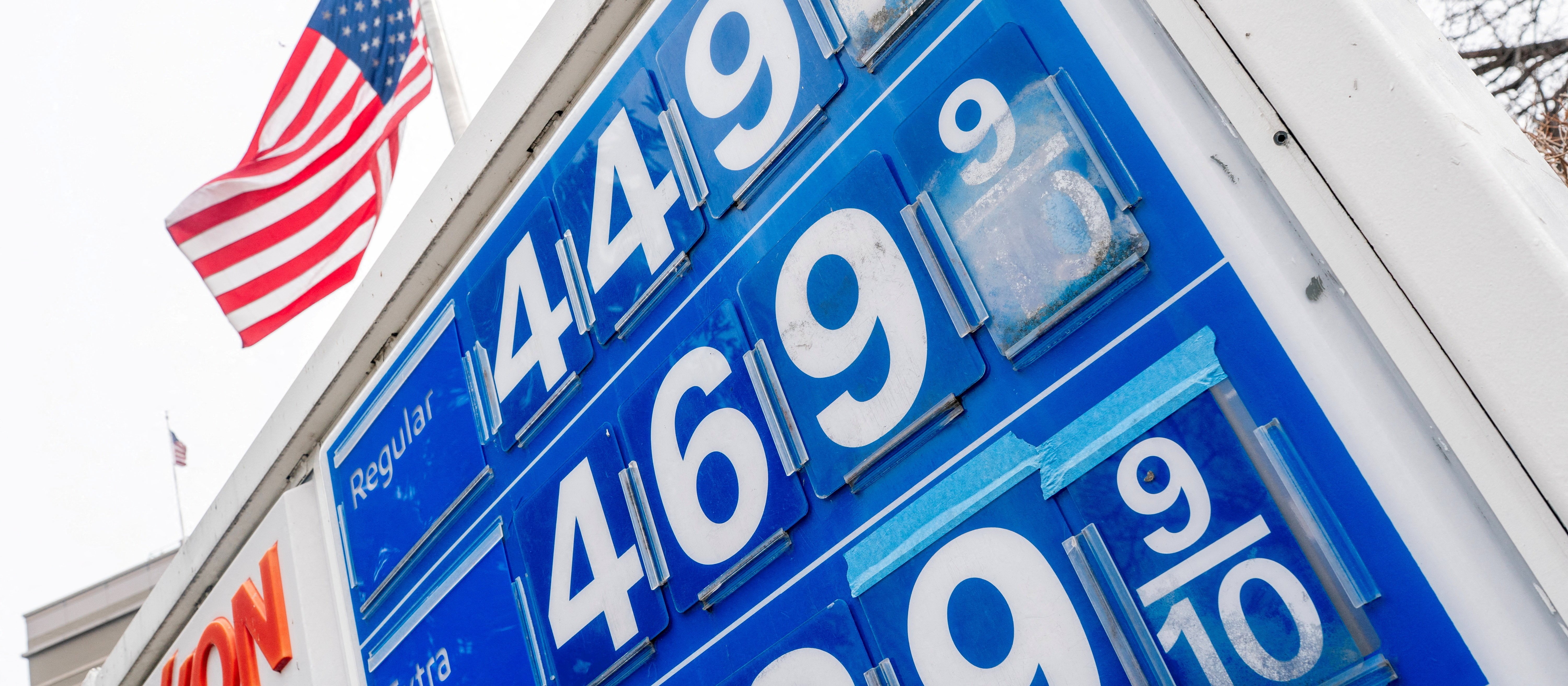 Trump otwiera magazyny USA z ropą. Iran atakuje, surowiec drożeje