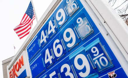 Trump otwiera magazyny USA z ropą. Iran atakuje, surowiec drożeje