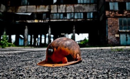 Kryzys na rynku węgla niszczy setki przedsiębiorstw pracujących dla górnictwa.