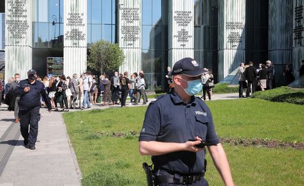 To kolejna taka sytuacja w ostatnim czasie. Na zdjęciu: ewakuacja pracowników Sądu Najwyższego w War