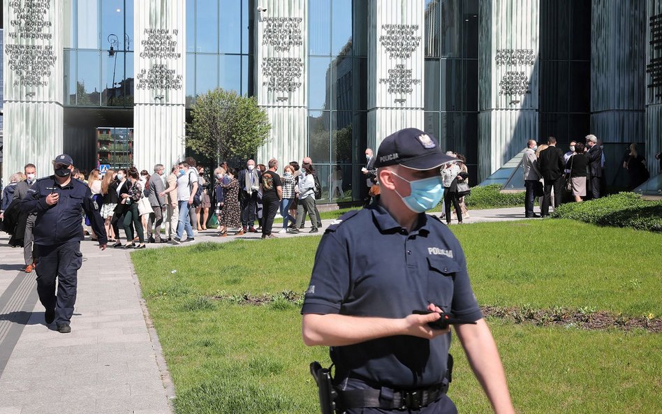 To kolejna taka sytuacja w ostatnim czasie. Na zdjęciu: ewakuacja pracowników Sądu Najwyższego w War