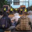 Francuska policja broni dostępu do torów kolejowych prowadzących do Eurotunelu w Coquelles w okolica