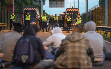Francuska policja broni dostępu do torów kolejowych prowadzących do Eurotunelu w Coquelles w okolica