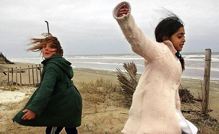 Paula Galinelli Hertzog jako Cecilia (z lewej) i Sharon Herrera w roli Silvii