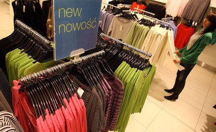 Względem października w listopadzie aż o 27,8 proc. mniej kupowaliśmy odzieży i obuwia.