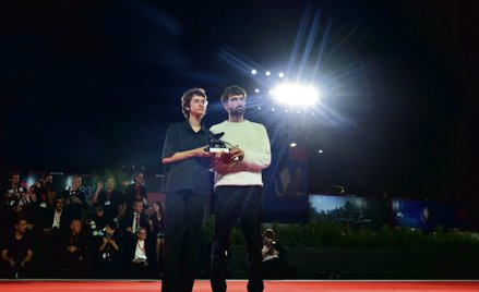 Reżyserzy Yuval Abraham i Rachel Szor, laureaci Nagrody Specjalnej Jury na festiwalu w Wenecji za fi