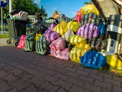 Niektóre rodzaje odpadów można oddawać tylko do PSZOK-ów. Dla wielu osób problem jest konieczność sa