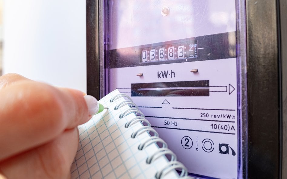 Unijny komisarz radzi oszczędzać energię na zimę. Ceny gazu znów rosną