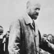 Reprodukcja: Janusz Korczak ps. Stary Doktor z dziećmi, przed 1942 r. Fot. PAP/Reprodukcja