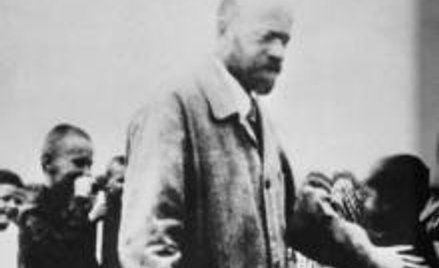Reprodukcja: Janusz Korczak ps. Stary Doktor z dziećmi, przed 1942 r. Fot. PAP/Reprodukcja
