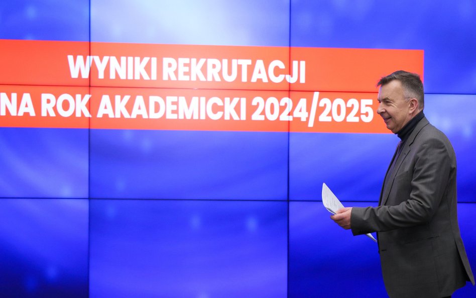 Minister nauki Dariusz Wieczorek podczas konferencji prasowej nt. wyników rekrutacji na studia na ro