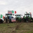 Włoscy rolnicy protestują w związku z tym, co określają jako nieuczciwą konkurencję z zagranicy, pla