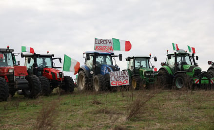 Włoscy rolnicy protestują w związku z tym, co określają jako nieuczciwą konkurencję z zagranicy, pla