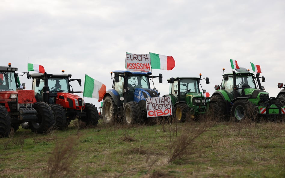 Włoscy rolnicy protestują w związku z tym, co określają jako nieuczciwą konkurencję z zagranicy, pla