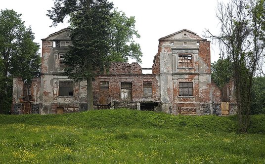 Stan Pałacu Warlity przed remontem.