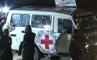 Samochód Czerwonego Krzyża przewożący uwolnionych zakładników