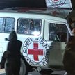 Samochód Czerwonego Krzyża przewożący uwolnionych zakładników