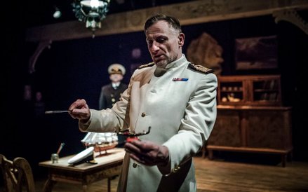 Spektakl „Conrad” rozgrywa się w Zakopanem. Tytułowy pisarz jest tam wyobcowany i egzotyczny jak Miś