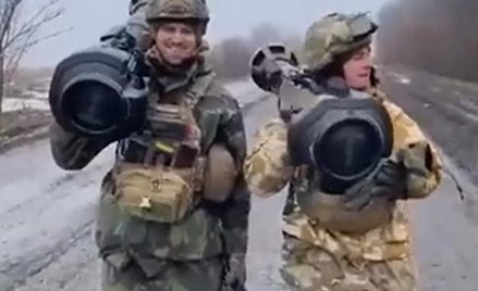 Ukraińscy żołnierze z wyrzutniami pocisków przeciwpancernych typu NLAW.