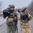 Ukraińscy żołnierze z wyrzutniami pocisków przeciwpancernych typu NLAW.