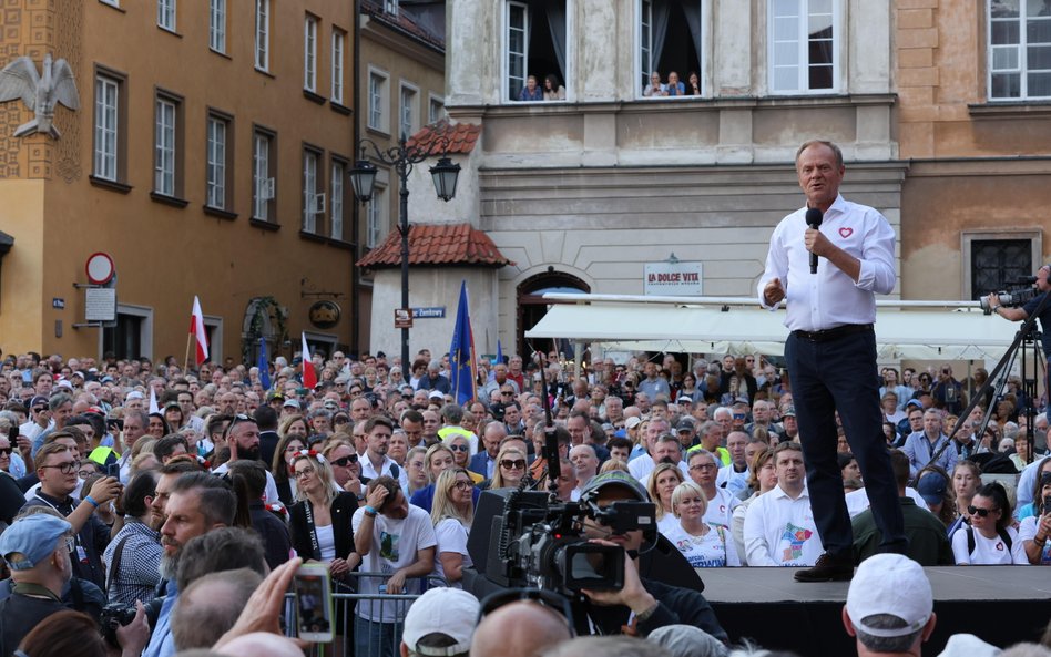 Premier Donald Tuskpodczas "Wiecu 4 czerwca" na Placu Zamkowym w Warszawie