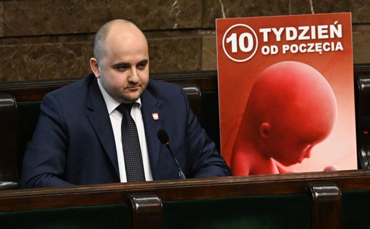 Poseł klubu PiS Dariusz Matecki (Suwerenna Polska) na sali obrad Sejmu podczas debaty o aborcji