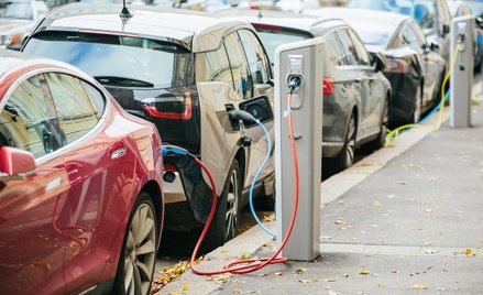 Oferta elektrycznych samochodów używanych w polskich autokomisach i ogłoszeniach internetowych syste