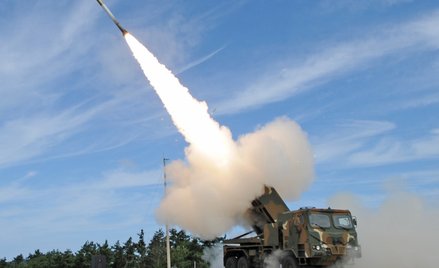Oryginalna wyrzutnia systemu K239 Chunmu na południowokoreańskim podwoziu w układzie 8×8.