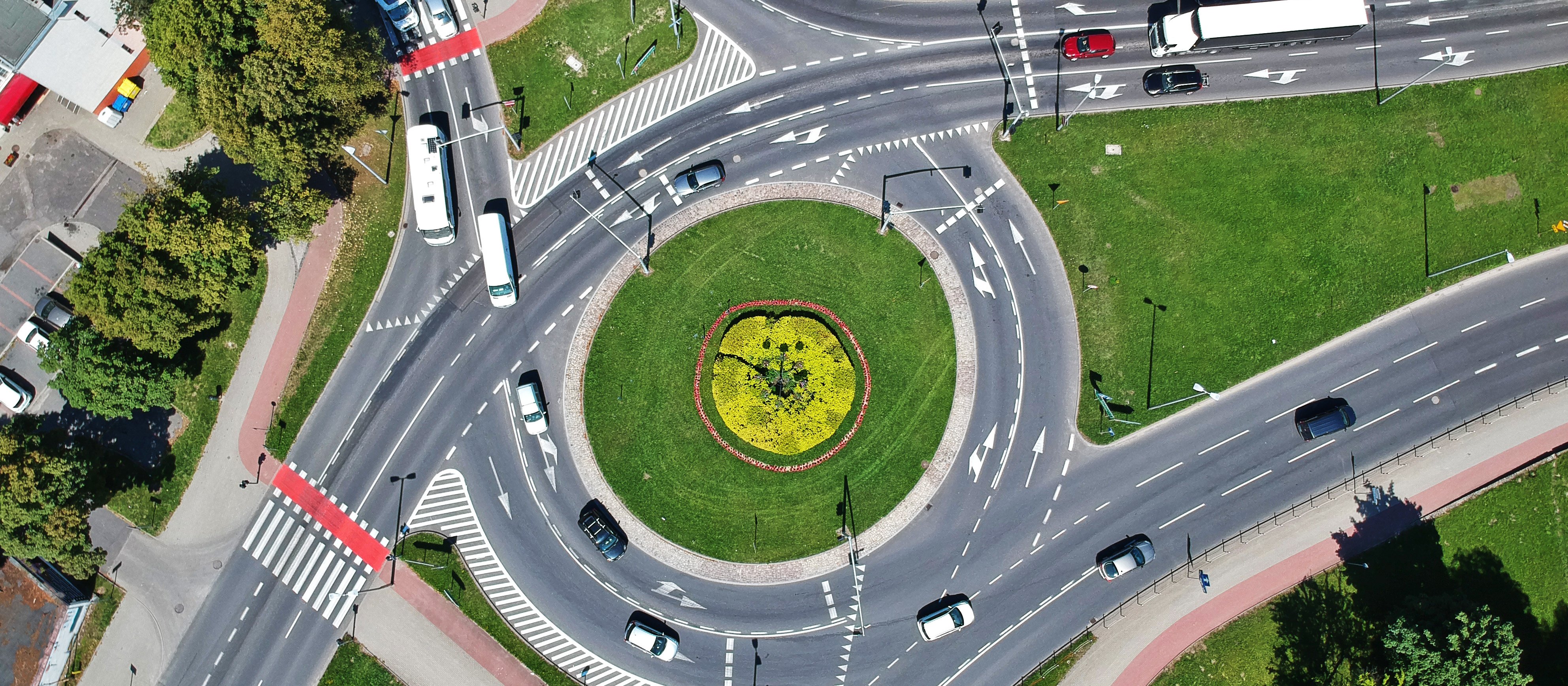 Wielu kierowców popełnia ten błąd na rondzie. Wyjaśniamy zasady