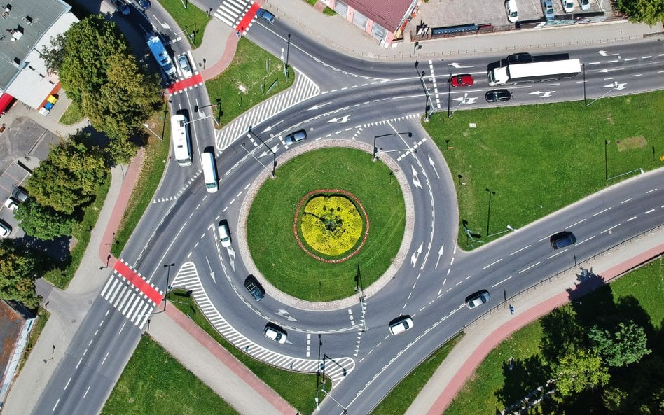 Objeżdżanie ronda prawym pasem pogarsza płynność ruchu