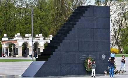 Sondaż: Czy warszawski plac Piłsudskiego to właściwa lokalizacja pomnika ofiar katastrofy smoleńskie