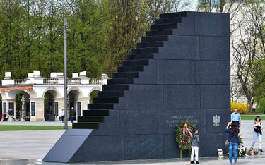 Sondaż: Czy warszawski plac Piłsudskiego to właściwa lokalizacja pomnika ofiar katastrofy smoleńskiej